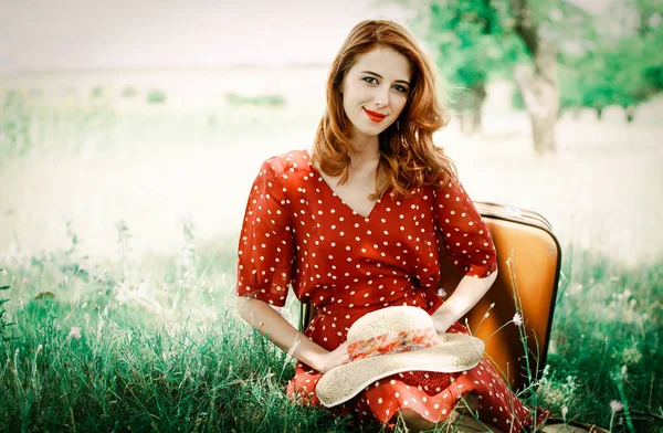 Estilo Ruiva Cuacasian Menina Adulta Vestido Vermelho Com Chapéu Mala — Fotografia de Stock