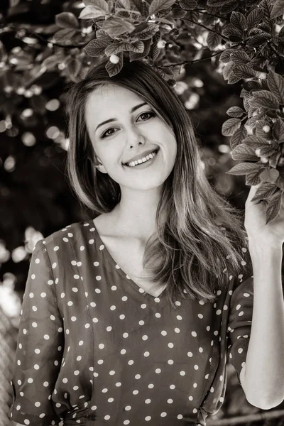 Menina sorridente bonita ficar perto de árvore de maçã — Fotografia de Stock
