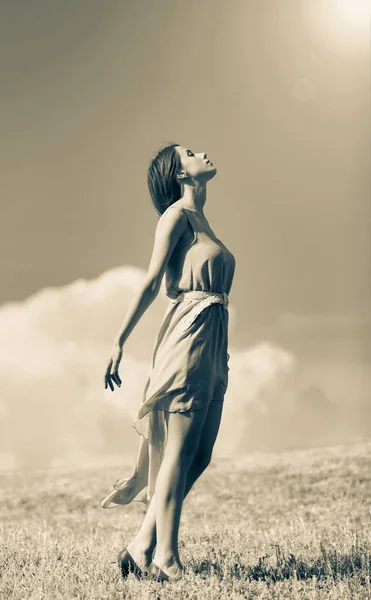 Chica de estilo en vestido largo en el prado del campo . — Foto de Stock