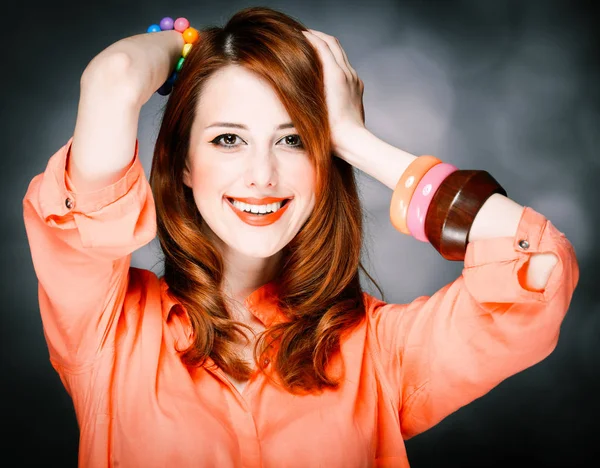 Sorridente caucasiano ruivo adulto menina em camisa de coral — Fotografia de Stock