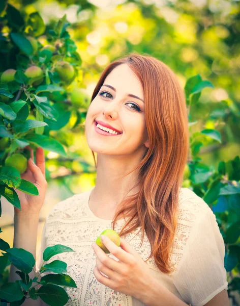 Hermosa chica sonriente permanecer cerca del manzano —  Fotos de Stock