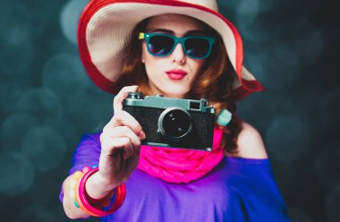 kamera ile şapkalı Kızıl saçlı kız