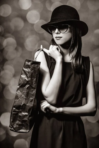 Mujer sosteniendo una bolsa de compras — Foto de Stock