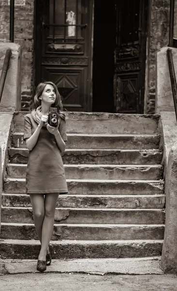 Girl with vintage 6x6 camera on city street — Stock Photo, Image