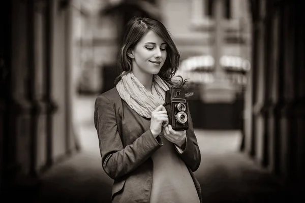 Jovem Com Câmera Vintage 6X6 Rua Cidade Imagem Estilo Cor — Fotografia de Stock