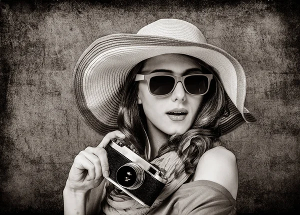 Ragazza in cappello e occhiali da sole con fotocamera — Foto Stock