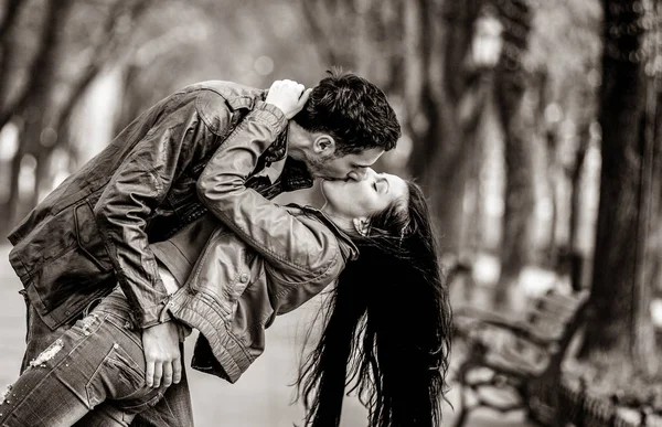 若いカップルの男と女が街の通りにキス. — ストック写真