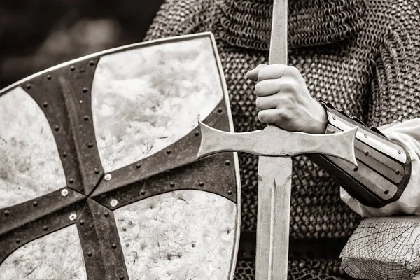 Kalkanı ve kılıcı ile geleneksel ortaçağ şövalyesi — Stok fotoğraf