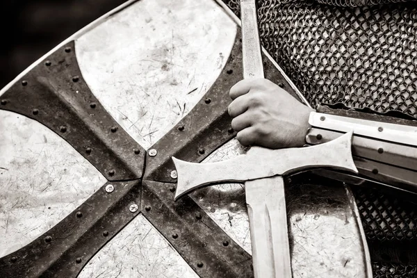 Traditioneller mittelalterlicher Ritter mit Schild und Schwert — Stockfoto