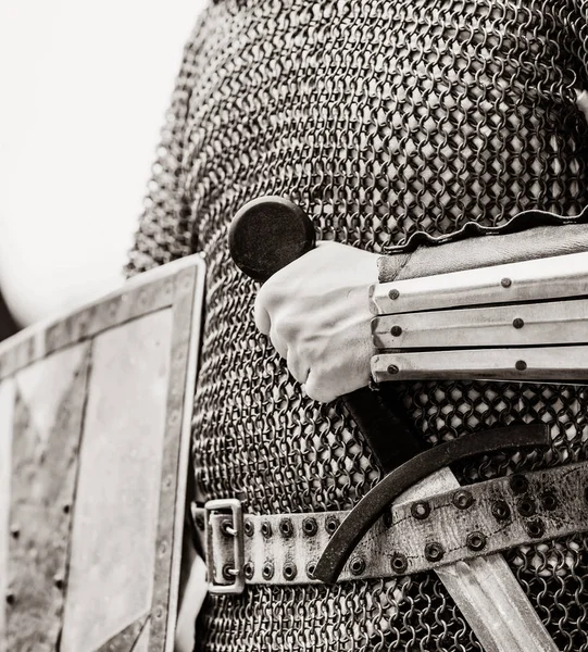 Traditioneller mittelalterlicher Ritter mit Schild und Schwert — Stockfoto