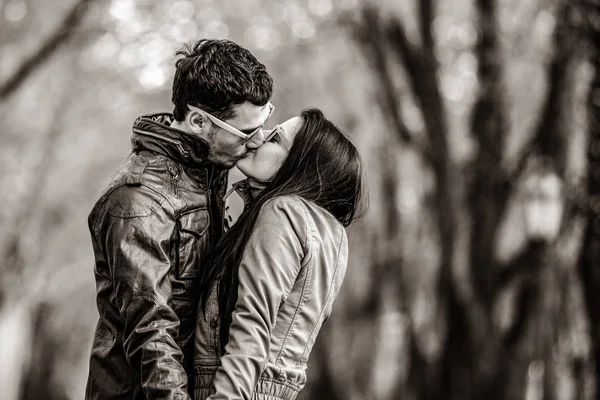 Hombre y mujer besando en la calle de la ciudad —  Fotos de Stock