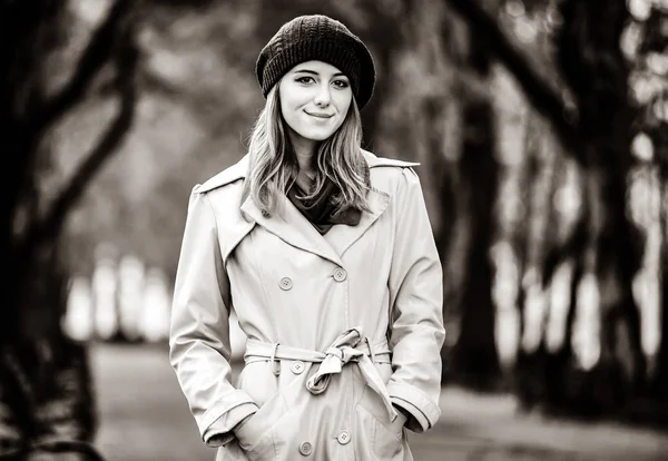 Woman in beret and cloak on city street — Stock Photo, Image