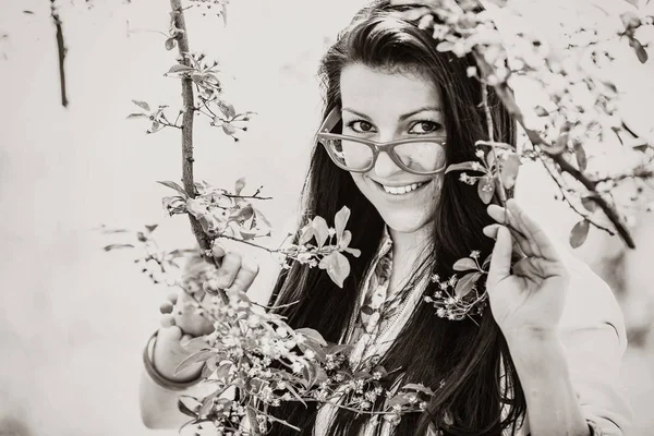 Mädchen mit Brille im frühlingshaft blühenden Garten — Stockfoto