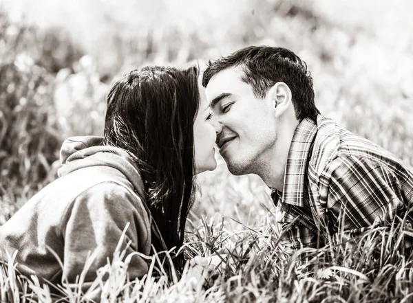 Erkek ve kadın bir parkta çim üzerinde copule — Stok fotoğraf