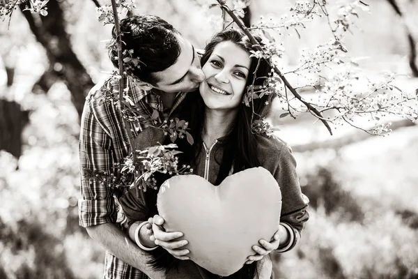 Brunet kız ve erkek kalp şeklinde bahar — Stok fotoğraf