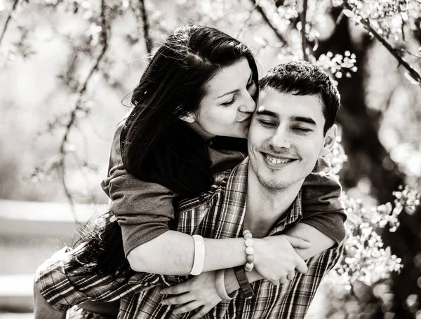 Erkek ve kadın öpüşme ve çim üzerinde yalan — Stok fotoğraf