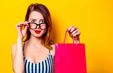 renkli alışveriş çantası siyah gözlüklü kadın