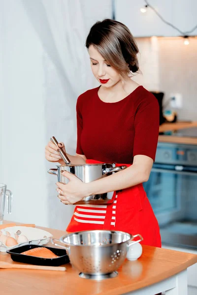 Housewife preparing Christmas dinner i — Stock Photo, Image