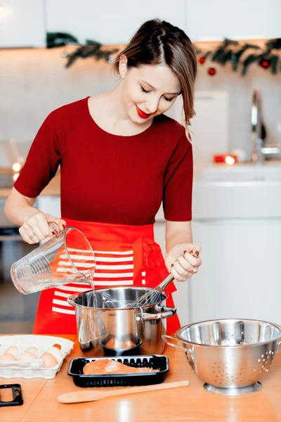 Housewife preparing Christmas dinner i — Stock Photo, Image
