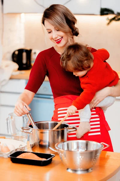 Dona de casa com menino preparando o jantar de Natal — Fotografia de Stock