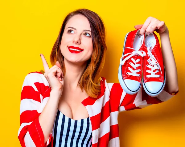 Mujer con zapatos de goma rojos —  Fotos de Stock