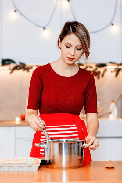 Ama de casa preparando la cena de Navidad i —  Fotos de Stock