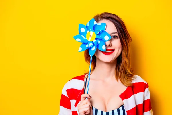 Ruiva mulher branca na camisa com pinwheel — Fotografia de Stock