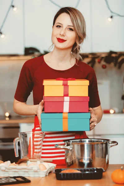 Noel hediyeleri yemek ile ev hanımı — Stok fotoğraf