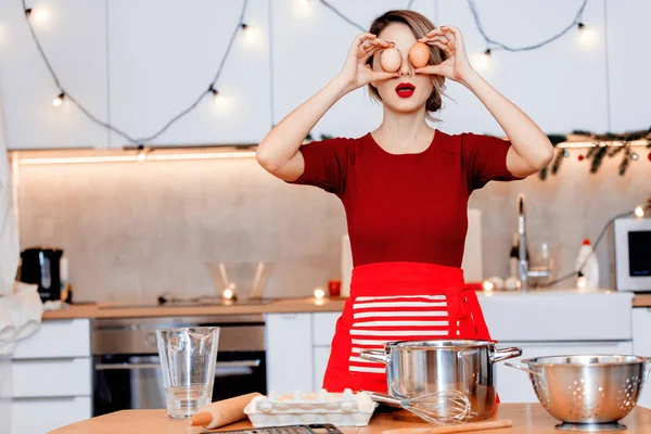 Joven Ama Casa Preparando Cena Navidad Cocina Delantal Rojo —  Fotos de Stock