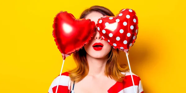 Vrouw met twee hart vorm speelgoed — Stockfoto