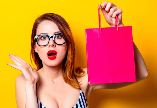 Kvinnan i svart glas med färg shopping väska — Stockfoto