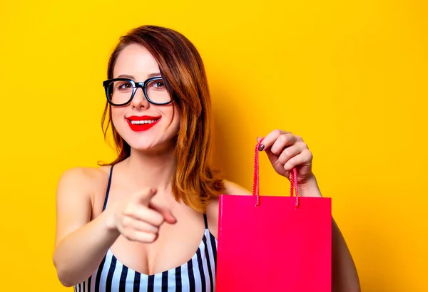 Žena v černých brýlích a s barvy shopping bag — Stock fotografie