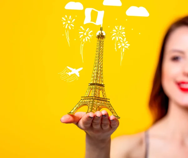 Mulher segurando lembrança Torre Eiffel dourada — Fotografia de Stock