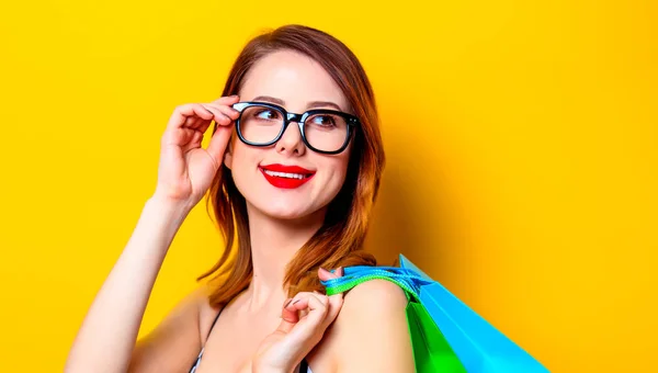 Mujer en gafas negras con bolsas de compras de color —  Fotos de Stock