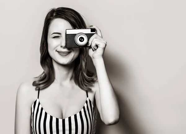 Blanke vrouw glimlachen met retro camera — Stockfoto