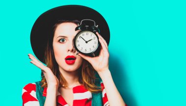 Çalar saati olan kadın.