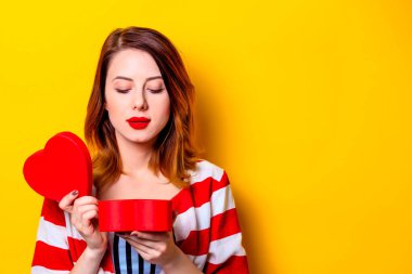 Kalp şekli kutu Sarı zemin üzerine kadınla