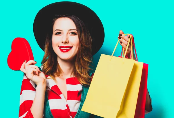 Retrato Una Joven Sonriente Mujer Europea Blanca Pelirroja Con Sombrero —  Fotos de Stock