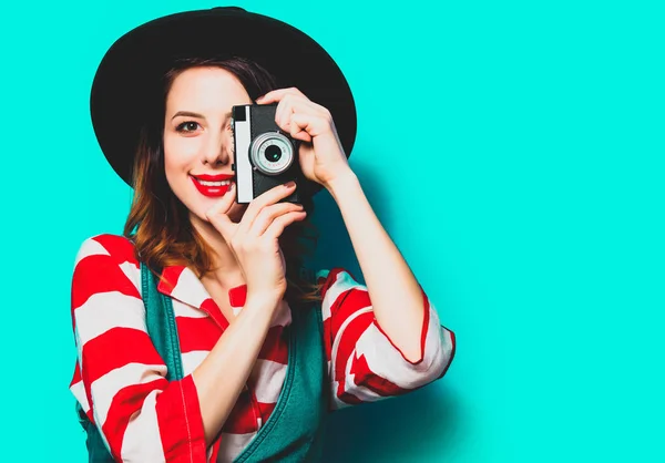 Женщина с камерой на синем фоне — стоковое фото