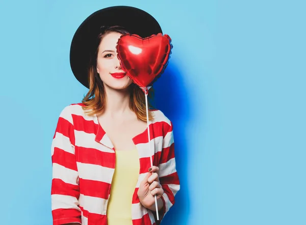 Mujer con corazón forma juguete — Foto de Stock