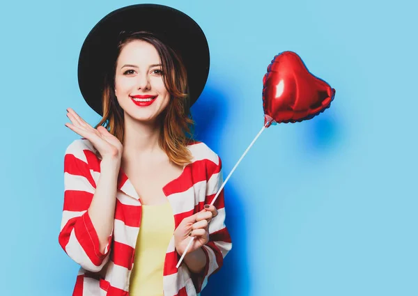 Mujer con corazón forma juguete — Foto de Stock