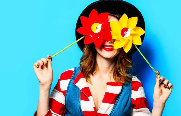 Mujer sonriente con dos molinetes — Foto de Stock