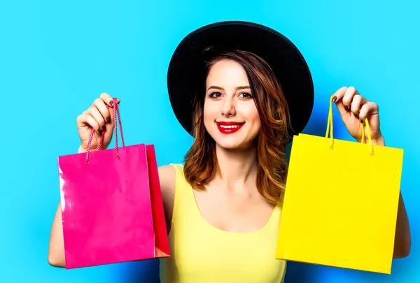 Femme avec sacs à provisions — Photo