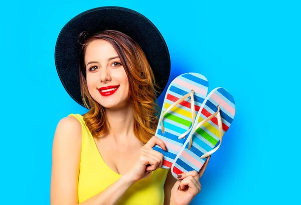 Mulher com chinelos de verão — Fotografia de Stock