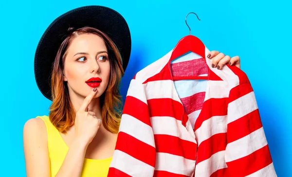 Retrato Joven Sorprendida Mujer Europea Blanca Pelirroja Sombrero Con Chaqueta —  Fotos de Stock