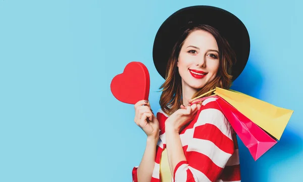 Kadın kalp şekli oyuncak ve alışveriş torbaları ile — Stok fotoğraf