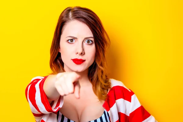 Hermoso Retrato Joven Sorprendida Mujer Europea Blanca Pelirroja Camisa Rayas —  Fotos de Stock