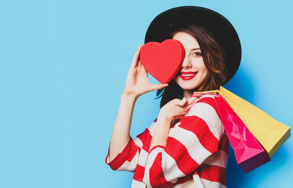 Mujer con forma de corazón juguete y bolsas de compras —  Fotos de Stock