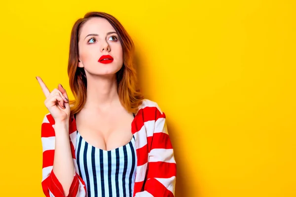 Vrouw op gele achtergrond — Stockfoto