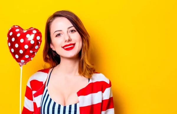 Mujer con forma de corazón juguete sobre fondo amarillo — Foto de Stock